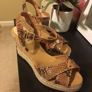 Kanna (brand) snakeskin wedges